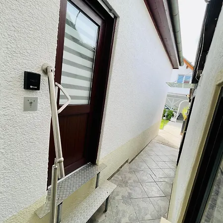 Kleine Ein Mit Gartenanlage Appartement